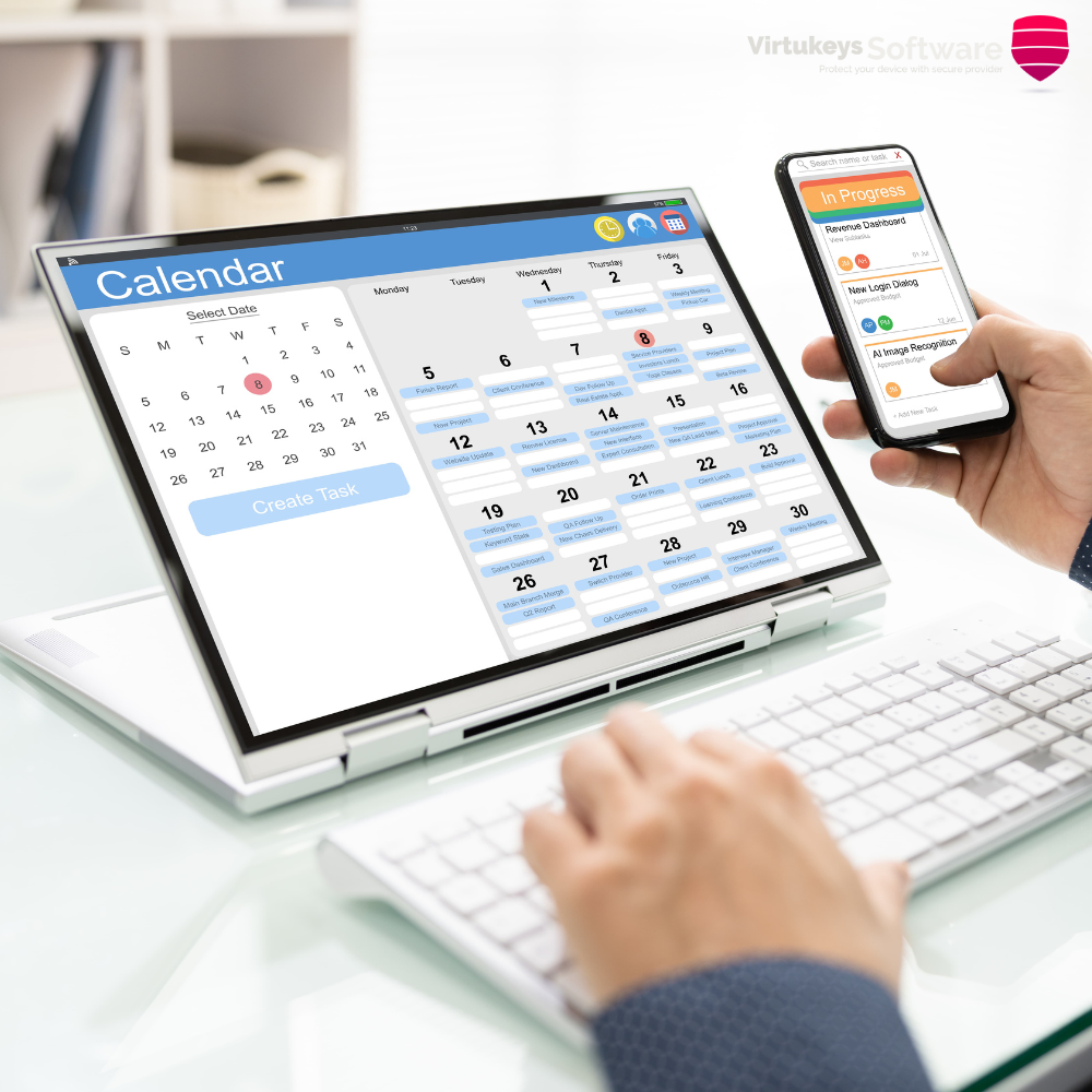 Büro, Bürolösungen am Notebook mit Tastatur, ein Smartphone. Alles gut organisiert dank Virtukeys Softare, der Software Handel für Verbraucher und Firmen.